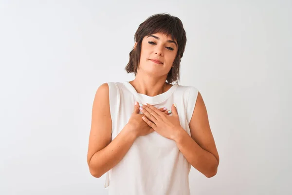 Joven Hermosa Mujer Con Camiseta Casual Pie Sobre Fondo Blanco — Foto de Stock