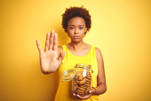 Afro Amerikaanse Vrouw Met Pot Chocolade Chips Koekjes Gele Achtergrond — Stockfoto