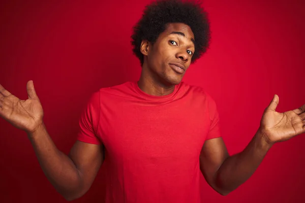 Jonge Amerikaanse Man Met Afro Haar Draagt Shirt Staan Geïsoleerde — Stockfoto