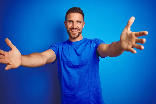 Joven Hombre Guapo Con Camiseta Casual Sobre Fondo Azul Aislado —  Fotos de Stock