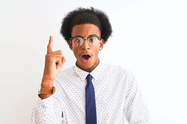 Joven Hombre Negocios Afroamericano Con Corbata Gafas Sobre Fondo Blanco —  Fotos de Stock