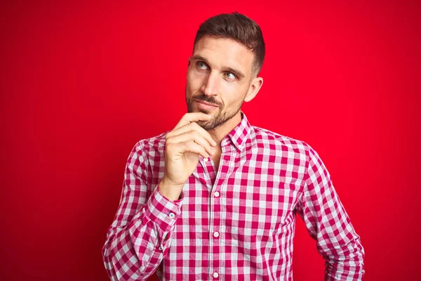 Jovem Homem Bonito Sobre Fundo Vermelho Isolado Com Mão Queixo — Fotografia de Stock