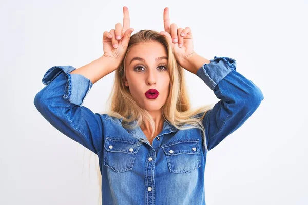 Jovem Mulher Bonita Vestindo Camisa Ganga Casual Sobre Fundo Branco — Fotografia de Stock