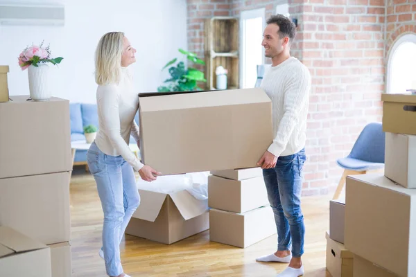 Young Beautiful Couple Moving Cardboard Boxes New Home — Stock Photo, Image