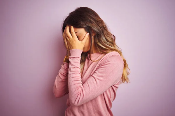 Jovem Mulher Bonita Vestindo Uma Camisola Sobre Fundo Isolado Rosa — Fotografia de Stock