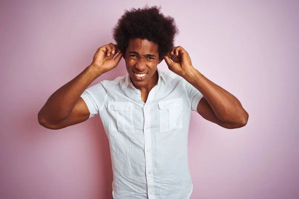 Joven Americano Pelo Afro Con Camisa Blanca Pie Sobre Fondo —  Fotos de Stock