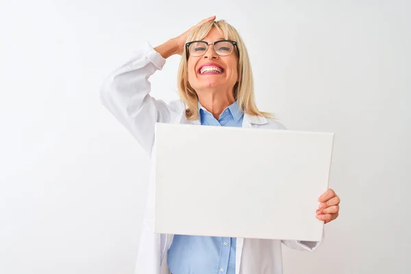 Μεσήλικας Επιστήμονας Γυναίκα Φορώντας Γυαλιά Κρατώντας Πανό Πάνω Από Απομονωμένο — Φωτογραφία Αρχείου