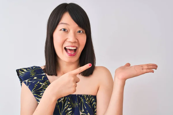 Giovane Bella Donna Cinese Che Indossa Estate Shirt Floreale Sfondo — Foto Stock