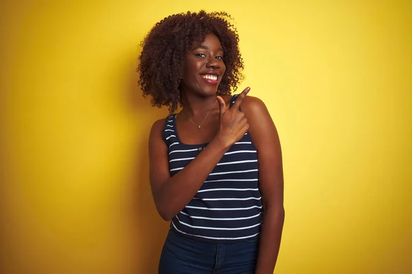 Jovem Afro Africana Vestindo Camiseta Listrada Sobre Fundo Amarelo Isolado — Fotografia de Stock
