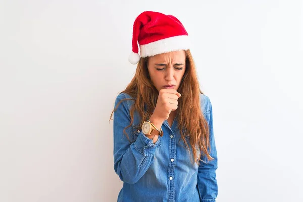 Молодая Красивая Рыжая Женщина Рождественской Шляпе Изолированном Фоне Чувствует Себя — стоковое фото