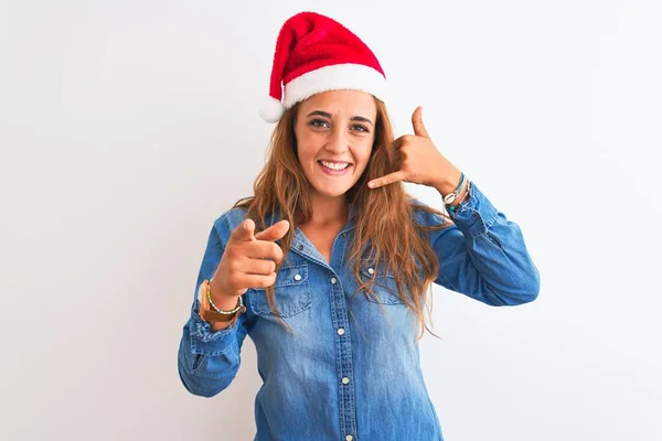 Jonge Mooie Roodharige Vrouw Draagt Kerstmuts Geïsoleerde Achtergrond Lachend Praten — Stockfoto