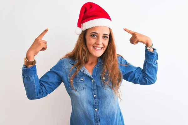 Mulher Ruiva Bonita Nova Usando Chapéu Natal Sobre Fundo Isolado — Fotografia de Stock