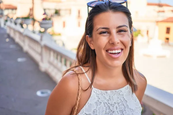 Wanita Cantik Tersenyum Bahagia Berjalan Jalan Jalan Kota Pada Hari — Stok Foto