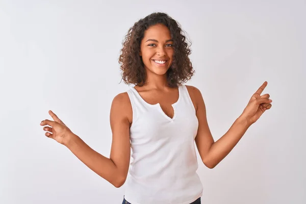 年轻的巴西女人穿着休闲装站在孤立的白色背景上 带着自信的微笑 手指指向不同的方向 广告的复制空间 — 图库照片