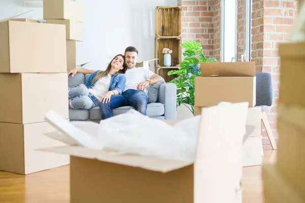 Hermosa Pareja Joven Que Muda Una Nueva Casa Sonriendo Feliz — Foto de Stock