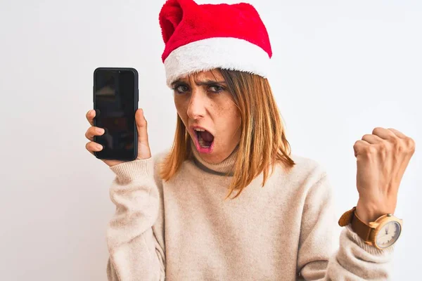 Krásná Zrzka Žena Sobě Vánoční Klobouk Ukazující Smartphone Obrazovka Otrávený — Stock fotografie