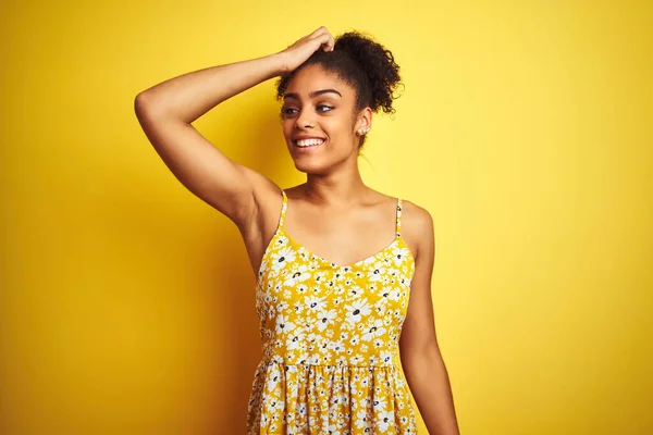 Mujer Afroamericana Vistiendo Vestido Floral Casual Pie Sobre Fondo Amarillo —  Fotos de Stock
