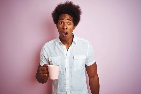 Jovem Afro Americano Bebendo Uma Xícara Café Sobre Fundo Rosa — Fotografia de Stock