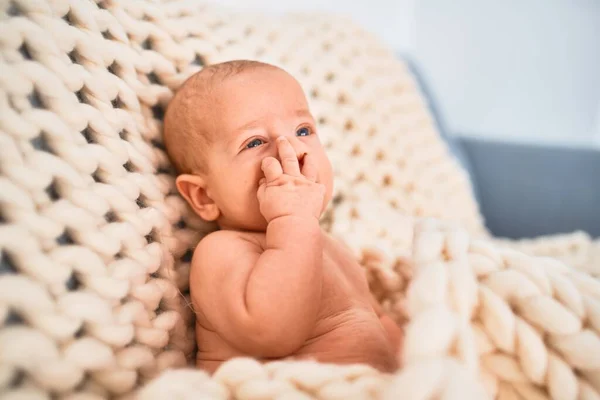 Förtjusande Bebis Liggande Soffan Över Filten Hemma Nyfödd Avkopplande Och — Stockfoto