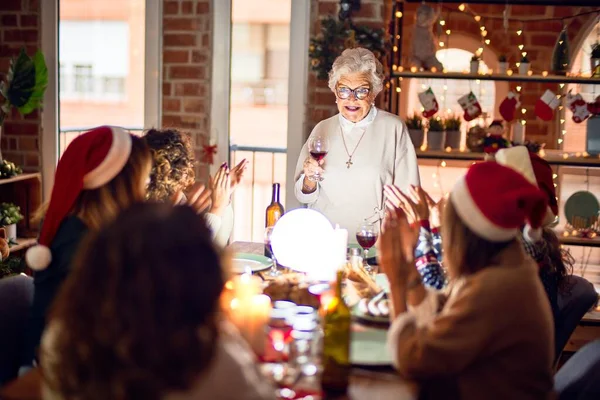 Bellissimo Gruppo Donne Sorridenti Felici Fiduciosi Loro Tenendo Tazza Vino — Foto Stock