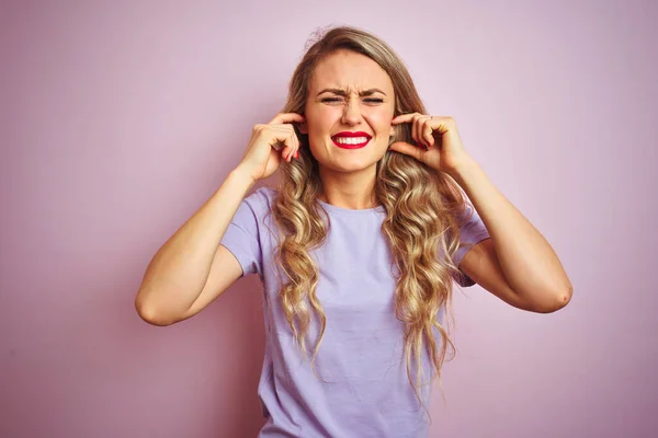 Junge Schöne Frau Lila Shirt Das Über Rosa Isoliertem Hintergrund — Stockfoto