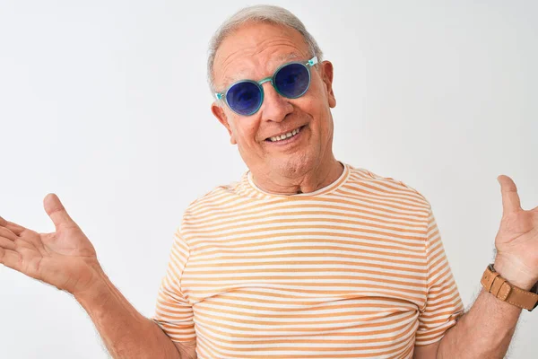Starší Šedovlasý Muž Pruhovaném Tričku Slunečních Brýlích Izolovaném Bílém Pozadí — Stock fotografie