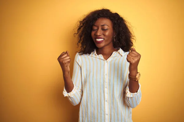 Африканская Американка Полосатой Рубашке Стоящей Изолированном Желтом Фоне Счастлива Взволнована — стоковое фото