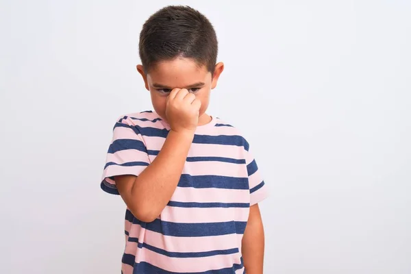 Mooie Jongen Draagt Casual Gestreepte Shirt Staan Geïsoleerde Witte Achtergrond — Stockfoto