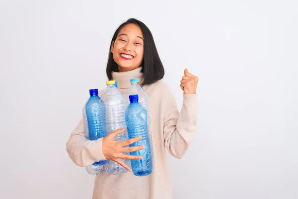 年轻美丽的中国女人在与世隔绝的白色背景下回收塑料瓶 自豪地尖叫着庆祝胜利和成功 非常激动 激动地欢呼着 — 图库照片