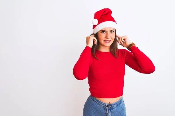 Menina Bonita Nova Vestindo Chapéu Natal Santa Sobre Fundo Branco — Fotografia de Stock