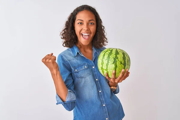 Jonge Braziliaanse Vrouw Houden Watermeloen Staande Geïsoleerde Witte Achtergrond Schreeuwen — Stockfoto