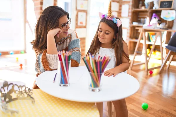 Bella Insegnante Bambino Che Indossa Disegno Diadema Unicorno Con Carta — Foto Stock