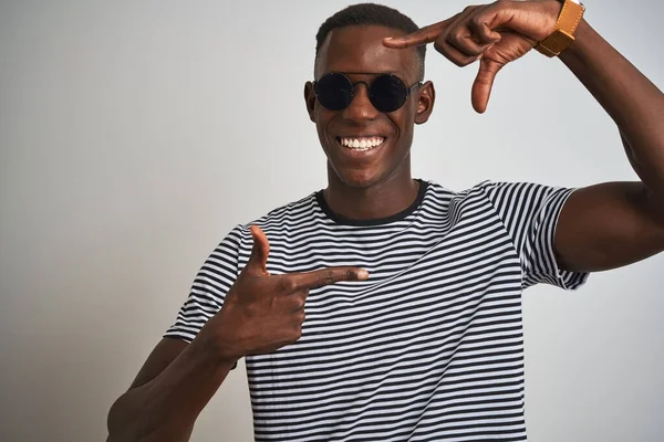 Afroamerikansk Man Bär Randig Shirt Och Solglasögon Över Isolerade Vit — Stockfoto