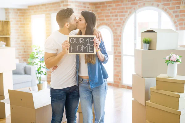 Hermosa joven pareja mudándose a una nueva casa, sonriendo muy feliz — Foto de Stock