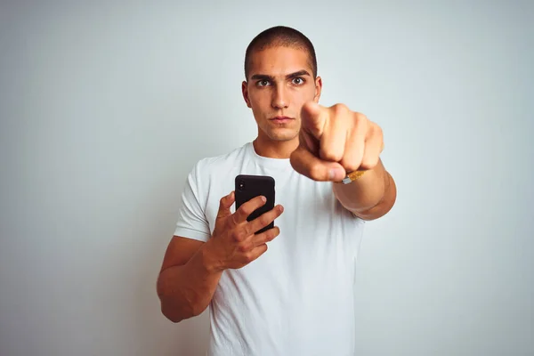 Joven Hombre Guapo Usando Teléfono Inteligente Sobre Fondo Aislado Amarillo —  Fotos de Stock