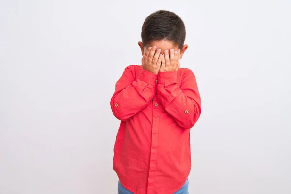 Mooie Jongen Draagt Elegante Rode Shirt Staan Geïsoleerde Witte Achtergrond — Stockfoto