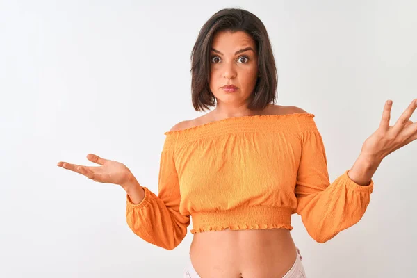 Jonge Mooie Vrouw Draagt Oranje Shirt Staan Geïsoleerde Witte Achtergrond — Stockfoto