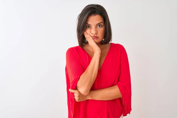 Joven Hermosa Mujer Usando Camiseta Roja Pie Sobre Fondo Blanco — Foto de Stock