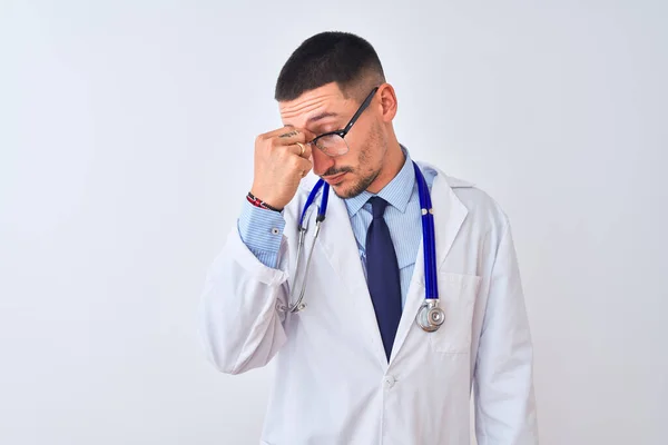 Joven Doctor Con Estetoscopio Sobre Fondo Aislado Cansado Frotando Nariz — Foto de Stock