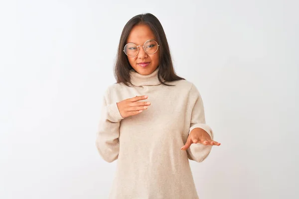 Mujer Joven China Con Suéter Cuello Alto Gafas Sobre Fondo —  Fotos de Stock