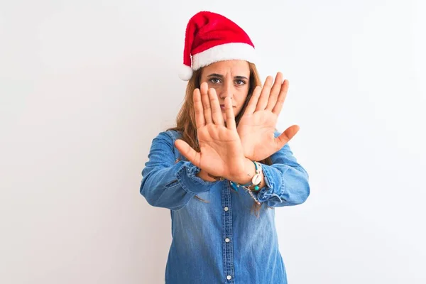 若いです美しい赤毛女性身に着けていますクリスマス帽子上の隔離された背景拒絶表現交差腕と手のひら否定的なサインを行います 怒っている顔 — ストック写真