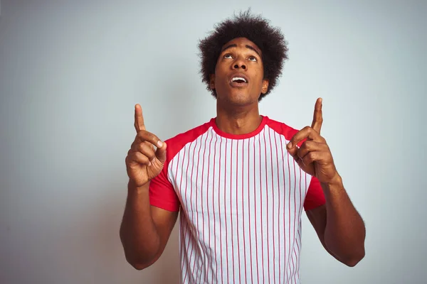 Afro Amerikaanse Man Met Afrohaar Draagt Rood Gestreept Shirt Geïsoleerde — Stockfoto