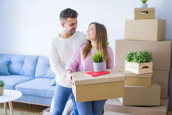 Jong mooi paar in liefde verhuizen naar nieuw huis, holding cardb — Stockfoto