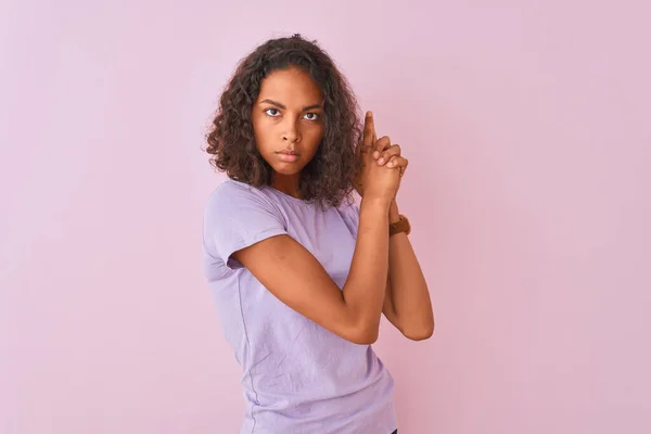 Jovem Brasileira Vestindo Camiseta Sobre Fundo Rosa Isolado Segurando Arma — Fotografia de Stock