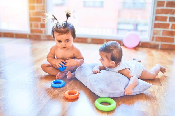 Gyönyörű Csecsemő Boldog Lányok Játszanak Együtt Otthon Óvoda Padlón — Stock Fotó