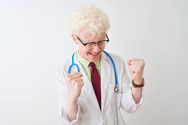 Junger Albino Arzt Mit Stethoskop Vor Isoliertem Weißem Hintergrund Sehr — Stockfoto