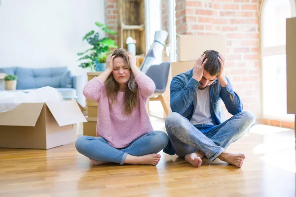 Joven Hermosa Pareja Que Muda Una Nueva Casa Sentada Suelo — Foto de Stock