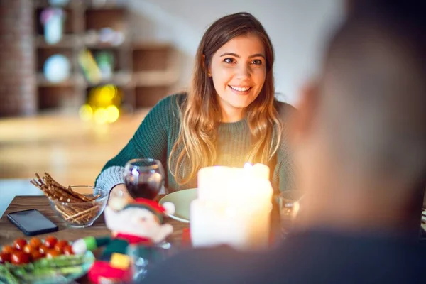 Young Beautiful Couple Smiling Happy Confident Eating Food Celebrating Christmas — 스톡 사진