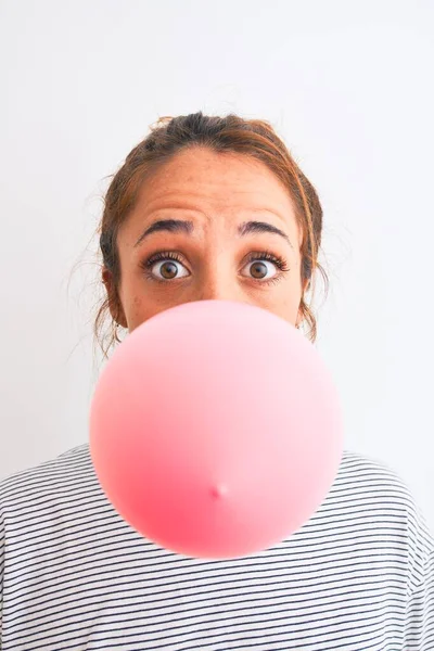 Joven Readhead Mujer Moderna Masticando Chicle Haciendo Burbuja Aire — Foto de Stock