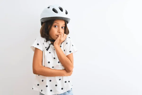 Schöne Kindermädchen Mit Sicherheit Fahrradhelm Steht Über Isolierten Weißen Hintergrund — Stockfoto